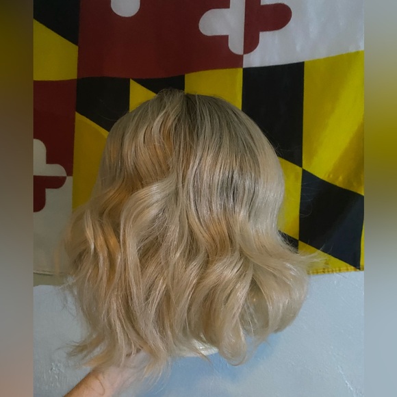 Elegant Ash Blonde Wavy Wig - Picture 3 of 3